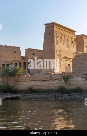 Il complesso del tempio a Philae, visto dal Nilo, Assuan Foto Stock