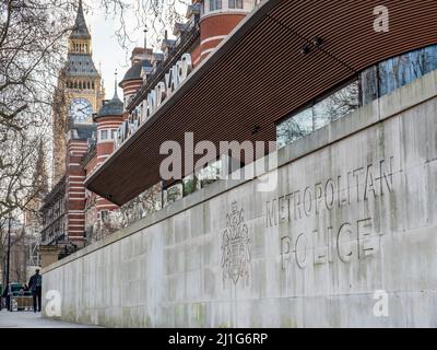 New Scotland Yard, il quartier generale della polizia metropolitana di Londra nella sua nuova sede sulla Victoria Embankment con Big ben sullo sfondo. Foto Stock