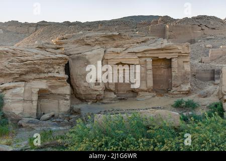 Tombe scavate nella roccia del Nilo a Gebel el-Silsila Foto Stock