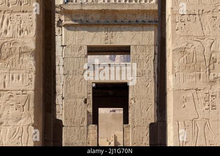 Porta d'ingresso al Tempio mortuario di Ramesse III, Medinet Habu Foto Stock