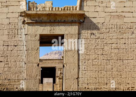 Porta d'ingresso al Tempio mortuario di Ramesse III, Medinet Habu Foto Stock