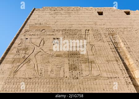 Il massacro rituale dei prigionieri asiatici di Ramesse III offerto al dio Amun-Ra, torre sud del primo pilone del Tempio mortuario, Medinet Habu Foto Stock