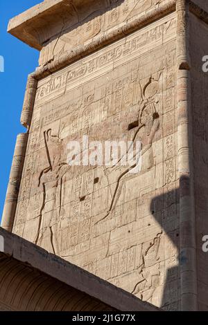 Particolare della torre occidentale del primo pilone del Tempio di Iside a Filae Foto Stock