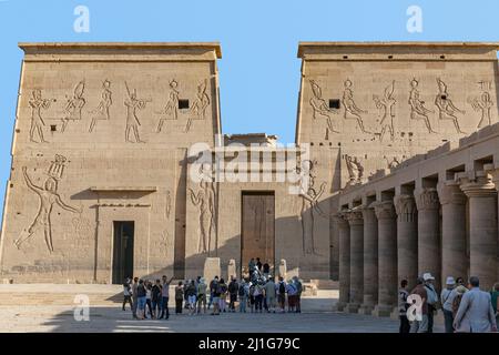 Colonnato e primo pilone del Tempio di Iside a Filae Foto Stock