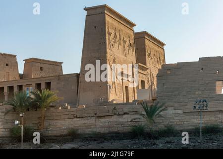 Il Tempio di Iside a Philae, visto dal Nilo, Assuan Foto Stock