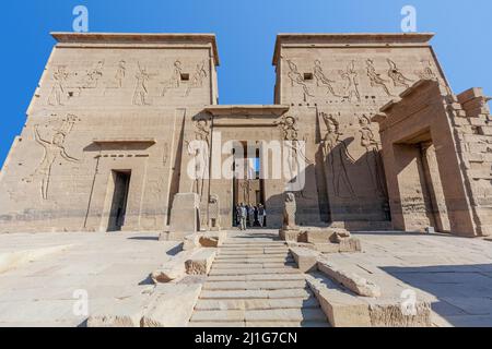 Il primo pilone del tempio di Iside a Filae Foto Stock