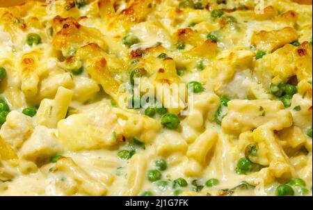 Torta di pesce mac 'n' formaggio da vicino Foto Stock