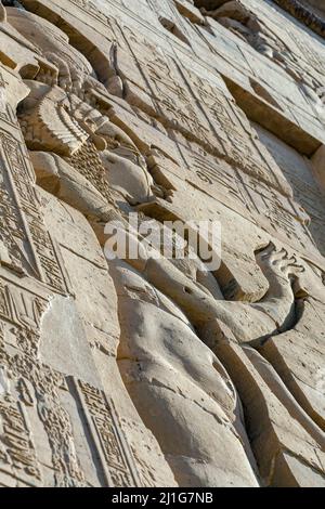 Scultura di Iside sulla torre orientale del secondo pilone nel Tempio di Iside a Filae Foto Stock
