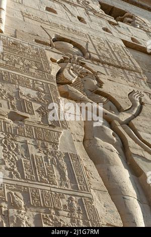 Scultura in bassorilievo della dea Iside, secondo pilone del Tempio di Iside a Philae Foto Stock