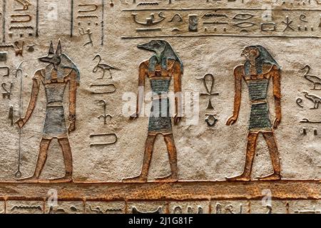 Anubis, Sobek e Horus alla tomba di Osiride nella 5th ora della notte dall'Amduat, nella tomba di Ramesse III, KV11, Valle dei Re Foto Stock