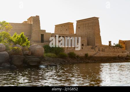 Il complesso del tempio a Philae, visto dal Nilo, Assuan Foto Stock