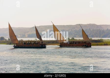 Barche a vela tradizionali sul Nilo Foto Stock