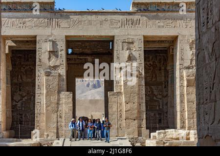 Porta d'ingresso al Tempio mortuario di Ramesse III, Medinet Habu Foto Stock