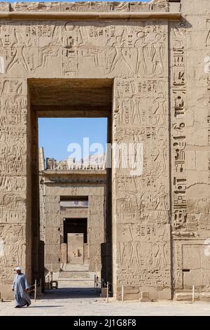 Porta d'ingresso al Tempio mortuario di Ramesse III, Medinet Habu Foto Stock