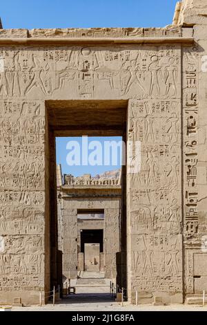 Porta d'ingresso al Tempio mortuario di Ramesse III, Medinet Habu Foto Stock