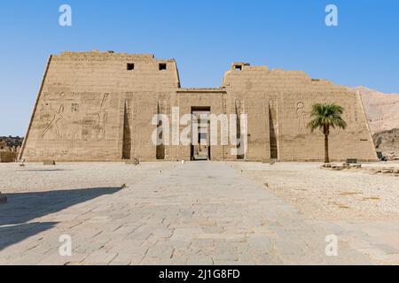 Primo pilone del Tempio mortuario di Ramesse III, Medinet Habu Foto Stock