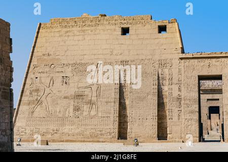 Il massacro rituale dei prigionieri asiatici di Ramesse III offerto al dio Amun-Ra, torre sud del primo pilone del Tempio mortuario, Medinet Habu Foto Stock