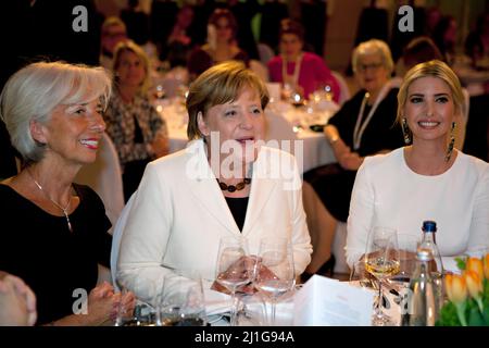 La prima figlia degli Stati Uniti, Ivanka Trump, a destra, chiacchiera con la cancelliera tedesca Angela Merkel, Center, e il direttore generale del FMI Christine Lagarde durante un gala successivo al vertice del W20 del 25 aprile 2017 a Berlino, Germania. Foto Stock