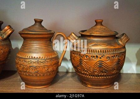 Piatti ucraini in ceramica di argilla nera e marrone per la fiera Foto Stock