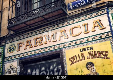 Firma farmacia vintage su piastrelle di ceramica a Madrid, Spagna Foto Stock