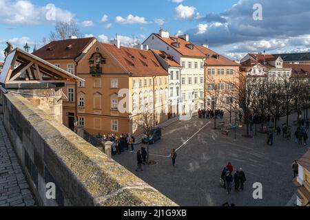 Praga, Czechia - 02.19.2022: Gruppi di persone in via Na Kampe nel centro storico della città, vista dal Ponte Carlo. Bella giornata di sole Foto Stock