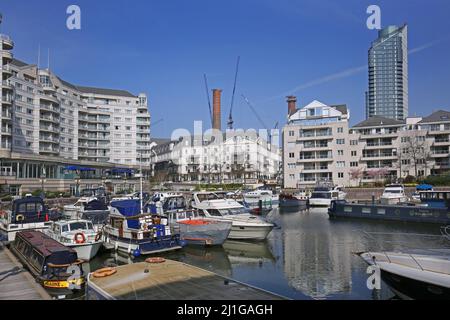 Appartamenti di lusso intorno al porto turistico, Chelsea Harbour, Londra, Regno Unito. Mostra una nuova Waterfront Drive Tower (a destra) - attico di proprietà di Roman Abramovich. Foto Stock