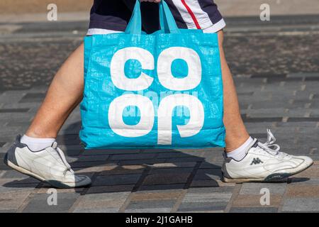 Sacchetto riutilizzabile per alimenti Co-op a Preston, Lancashire. Nuovo logo Coop riutilizzabile, borse a vita, borse blu a Preston, Lancashire, Regno Unito Foto Stock