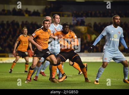 Leo Bonatini e Alfred N'Diaye di Wolves. Wolverhampton Wanderers / Sunderland al Molineux 09/12/2017 - Campionato Sky Bet Foto Stock