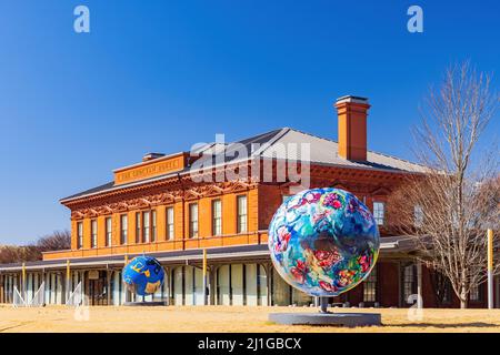 Arkansas, MAR 19 2022 - Sunny view of the Clinton School of Public Service Foto Stock