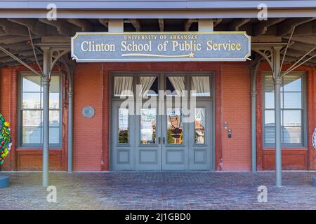Arkansas, MAR 19 2022 - Sunny view of the Clinton School of Public Service Foto Stock