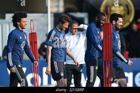 Francoforte, Germania. 25th Mar 2022. 25 marzo 2022, Hessen, Francoforte sul meno: Calcio: Nazionale, Germania, formazione prima delle partite internazionali contro Israele e Paesi Bassi: Leroy Sané (l-r), Thomas Müller, allenatore nazionale Hansi Flick, Antonio Rüdiger e Ilkay Gündogan durante l'allenamento. Credit: dpa Picture Alliance/Alamy Live News Foto Stock