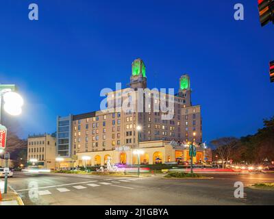 Arkansas, MAR 19 2022 - Vista notturna dello storico Arlington Resort Hotel and Spa Foto Stock