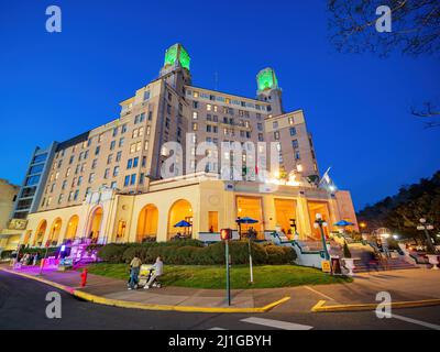 Arkansas, MAR 19 2022 - Vista notturna dello storico Arlington Resort Hotel and Spa Foto Stock