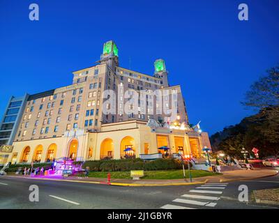 Arkansas, MAR 19 2022 - Vista notturna dello storico Arlington Resort Hotel and Spa Foto Stock