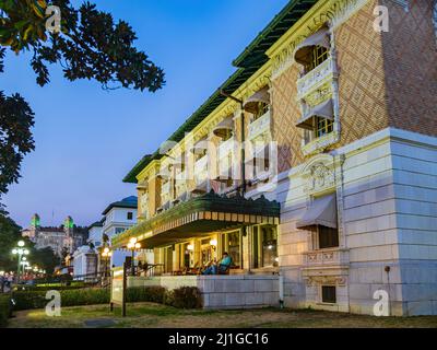 Arkansas, MAR 19 2022 - Vista notturna del centro visitatori di Fordyce Bathhouse Foto Stock