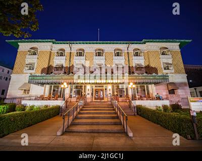 Arkansas, MAR 19 2022 - Vista notturna del centro visitatori di Fordyce Bathhouse Foto Stock