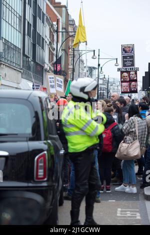 I partecipanti si riuniscono per un World Wide Rally for Freedom nel centro di Londra. Foto Stock