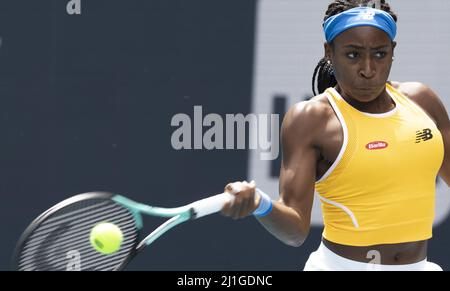 Miami Gardens, Stati Uniti. 25th Mar 2022. Cori Gauff dagli Stati Uniti restituisce un colpo di fronte a Qiang Wang dalla Cina al Miami Open nell'Hard Rock Stadium di Miami Gardens, Florida, venerdì 25 marzo 2022. Gauff sconfisse Wang 7-5, 6-4. Foto di Gary i Rothstein/UPI Credit: UPI/Alamy Live News Foto Stock