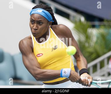 Miami, Stati Uniti. 25th Mar 2022. Cori Gauff dagli Stati Uniti restituisce un colpo a due mani indietro a Qiang Wang dalla Cina al Miami Open nell'Hard Rock Stadium a Miami Gardens, Florida, venerdì 25 marzo 2022. Gauff sconfisse Wang 7-5, 6-4. Foto di Gary i Rothstein/UPI Credit: UPI/Alamy Live News Foto Stock