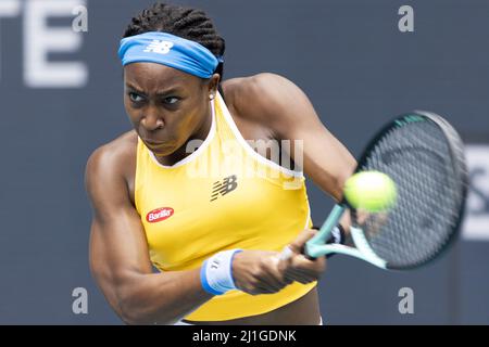 Miami Gardens, Stati Uniti. 25th Mar 2022. Cori Gauff dagli Stati Uniti restituisce un colpo a due mani indietro a Qiang Wang dalla Cina al Miami Open nell'Hard Rock Stadium a Miami Gardens, Florida, venerdì 25 marzo 2022. Gauff sconfisse Wang 7-5, 6-4. Foto di Gary i Rothstein/UPI Credit: UPI/Alamy Live News Foto Stock