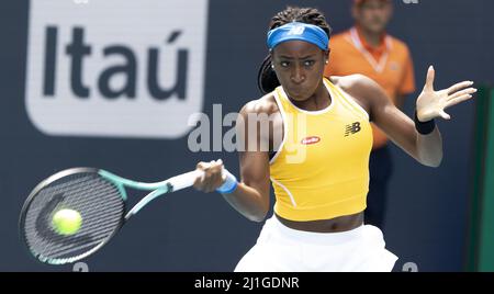 Miami Gardens, Stati Uniti. 25th Mar 2022. Cori Gauff dagli Stati Uniti riporta la palla a Qiang Wang dalla Cina al Miami Open nell'Hard Rock Stadium di Miami Gardens, Florida, venerdì 25 marzo 2022. Gauff sconfisse Wang 7-5, 6-4. Foto di Gary i Rothstein/UPI Credit: UPI/Alamy Live News Foto Stock