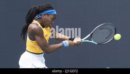 Miami Gardens, Stati Uniti. 25th Mar 2022. Cori Gauff dagli Stati Uniti restituisce un colpo a due mani a Qiang Wang dalla Cina al Miami Open nell'Hard Rock Stadium di Miami Gardens, Florida, venerdì 25 marzo 2022. Gauff sconfisse Wang 7-5, 6-4. Foto di Gary i Rothstein/UPI Credit: UPI/Alamy Live News Foto Stock