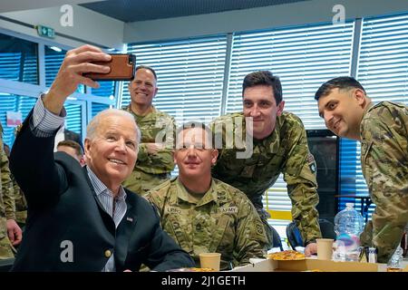 Rzeszow, Polonia. 25th Mar 2022. Il presidente degli Stati Uniti Joe Biden, prende un selfie con i membri della divisione aerea dell'esercito degli Stati Uniti 82nd durante una visita 25 marzo 2022 a Rzeszow, Polonia. Credit: Adam Schultz/White House Photo/Alamy Live News Foto Stock