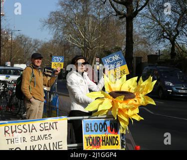 Proteste continue e solidali con l'Ucraina si svolgono al di fuori dell'ambasciata russa. Giocattoli, striscioni, cartelloni e nastri sono legati o lasciati sul diluvio Foto Stock