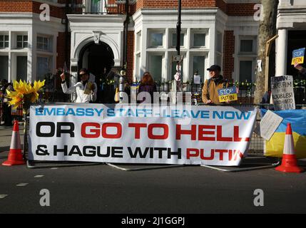 Proteste continue e solidali con l'Ucraina si svolgono al di fuori dell'ambasciata russa. Giocattoli, striscioni, cartelloni e nastri sono legati o lasciati sul diluvio Foto Stock