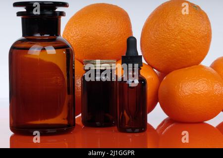 Flacone di medicinale sullo sfondo di ovati arancioni. Foto Stock