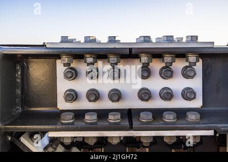 Dettaglio dei bulloni a vite in acciaio che collegano una struttura industriale massiccia in acciaio Foto Stock