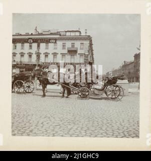 Foto d'epoca delle carrozze Droshky russe con coachman in attesa dei passeggeri a San Pietroburgo. Impero russo. Henry Pauw Van Wieldrecht (possib Foto Stock