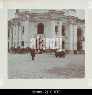 Foto d'epoca di Gostiny dvor, il grande magazzino del 18th secolo, sulla prospettiva Nevsky di San Pietroburgo. Impero russo. Di Henry Pauw van Wieldrecht Foto Stock