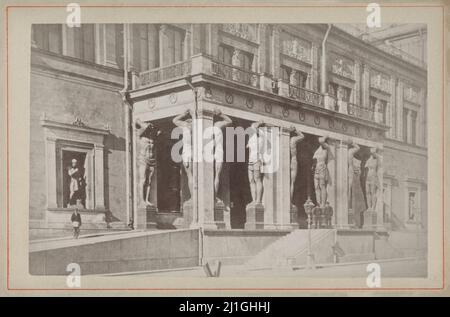 Foto d'epoca di Portico del nuovo Eremo a San Pietroburgo con atlanten. Impero russo. J. Daziaro, c.. 1880-c. 1900 Foto Stock